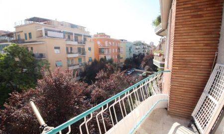 Monteverde Vecchio: Renovated, excellently located 2 bedroom, 2 baths, maid’s room, spacious double living-dining, terrace. Bright, silent, near villa Sciarra e Villa Pamphili park, shops, services and center. REF 2039 - Photo 4