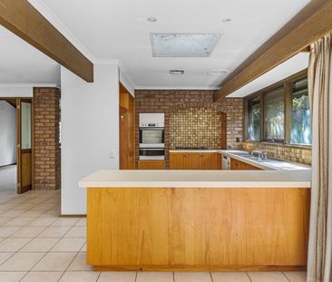 SPACIOUS FAMILY LIVING – PERFECT LOCATION - Photo 4