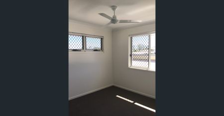 Beautiful Family Home with Decent Size Yard - Fully Fenced! - Photo 2