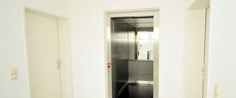 Schicke, helle Wohnung mit Südbalkon, Aufzug und Einbauküche - Photo 1