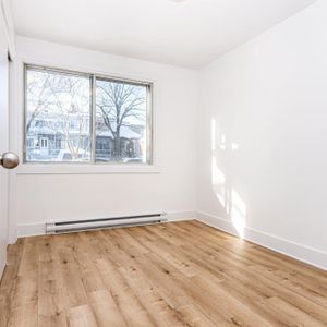 BEAU 4 1/2 AVEC ELECTROS, COUR ARRIÈRE ET STATIONNEMENT - Photo 2