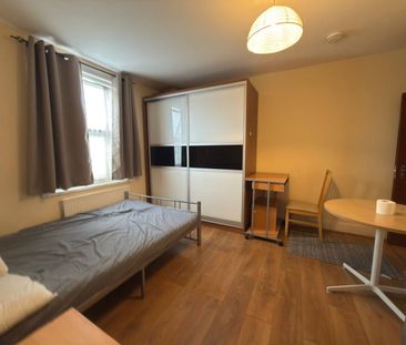 Studio Flat with seperate kitchen ideal for working couple-High Roa... - Photo 1