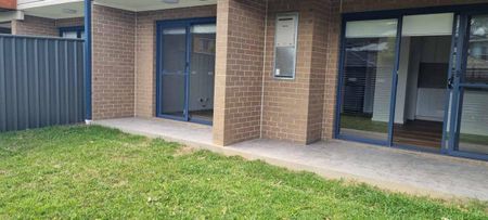 Modern 3 bedroom 3 bathroom townhouse in a popular estate for rent - Photo 5