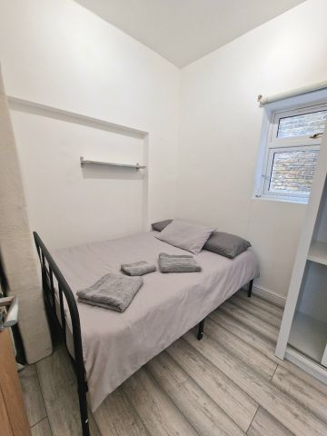 2 Bed Flat, Queens Road, SW19 - Photo 5