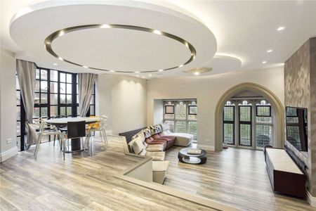 A unique Grade II Listed home in the gated development of Chasewood Park. - Photo 5