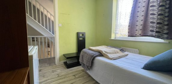 Room in a Shared House, Armistice Gardens, SE25 - Photo 2