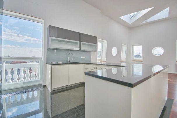 TRAUMHAFTE DG-WOHNUNG MIT BLICK AUF DIE KARLSKIRCHE! - Foto 1