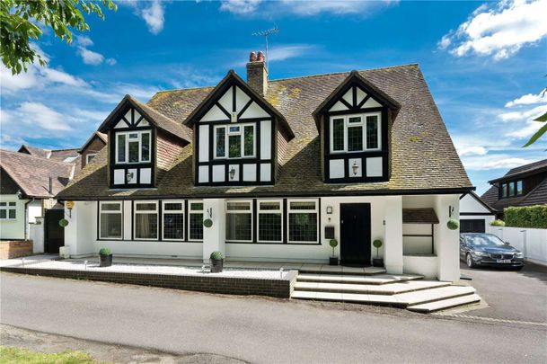 A beautiful unique character five bedroom property, overlooking the Wentworth Estate. - Photo 1