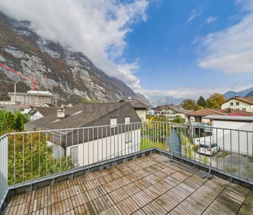 Grosszügiges Eck-Reihenhaus mit Studio, sonnigem Balkon und Bergsicht - Photo 1