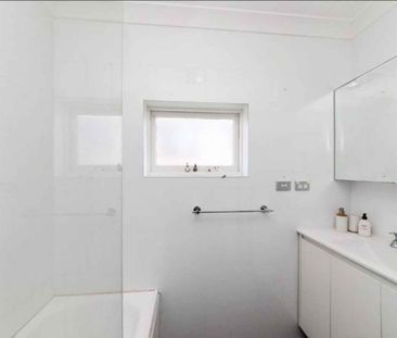 Light-Filled Top-Floor Apartment for Lease in Prime Queens Park Loc... - Photo 4