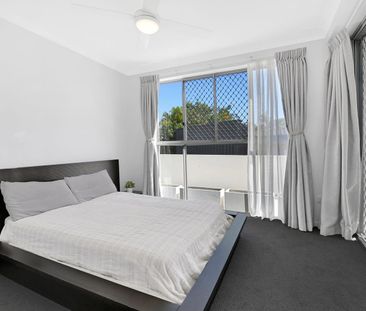 Spacious Ground Floor Apartment with Huge Wraparound Terrace - Photo 2