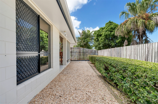 NEAT & TIDY 3 BEDROOM HOME IN WELL MAINTAINED COMPLEX! - Photo 1
