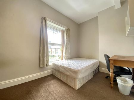 4 bedroom end of terrace house to rent - Photo 3