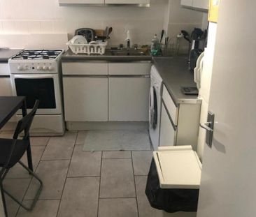 4 bedroom flat share to rent - Photo 4