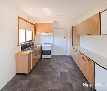 PERFECT FAMILY HOME! - Photo 2