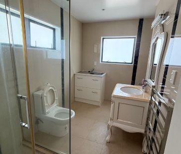 Large Hillcrest Home - Photo 5