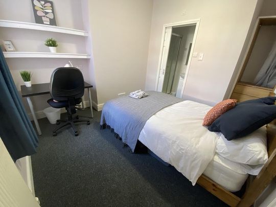 1 bedroom in a house share to rent - Photo 1