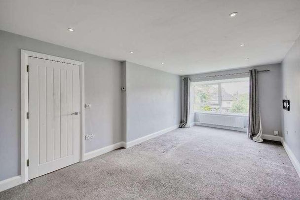 The Avenue, Worcester, KT4 - Photo 1