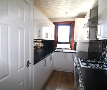 3 bedroom ground floor flat to rent - Photo 3
