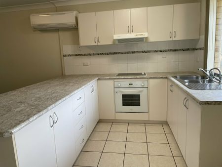 Lovely 2 bedroom brick unit - No Pets - Photo 5