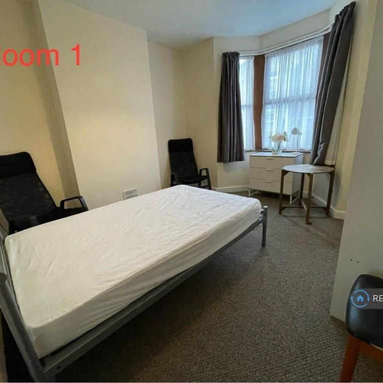 1 bedroom in a house share to rent - Photo 1