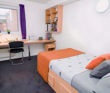 Extra Large Ensuite: Three Bed Flat - Photo 3