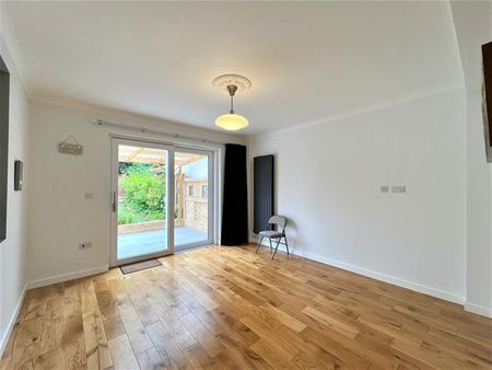 Brocket Way, London, Chigwell - Photo 2