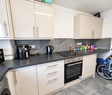 1 bedroom in a flat share to rent - Photo 4