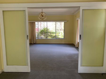 1950's Cottage on double block, walk to town - Photo 2