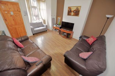 4 bedroom House in Brudenell Avenue, Leeds - Photo 1