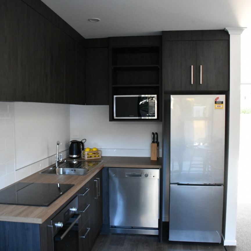 These nearly new STUDIO UNIT ROOMS are perfect for those who want tastefully furnished accommodation close to the university and within walking distance to shops. - Photo 1