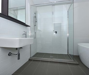 Beautifully Presented And Contemporary Designed Home - Photo 4