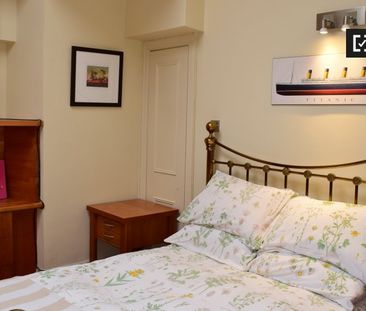 Decorated room in 5-bedroom apartment in Churchtown, Dublin - Photo 6