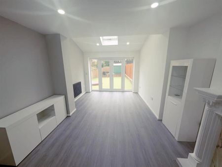 3 bedroom semi-detached house to rent - Photo 2