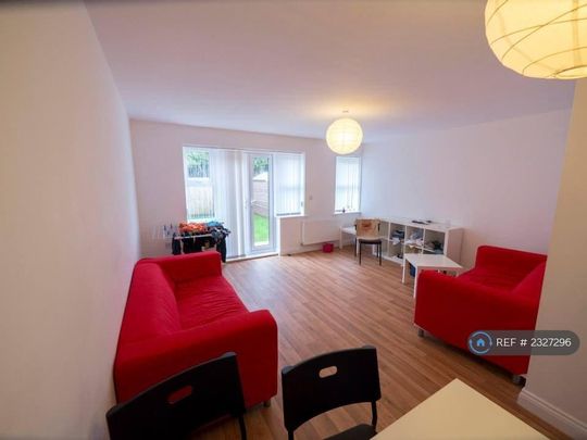 4 bedroom semi-detached house to rent - Photo 1