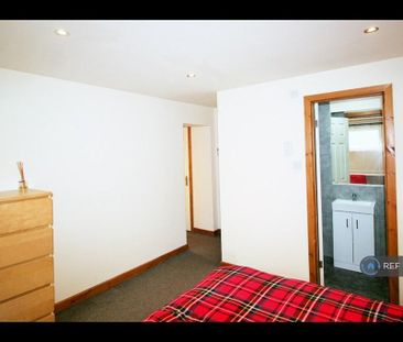 3 bedroom flat to rent - Photo 2