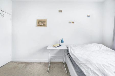 1 bedroom flat in County Street - Photo 4