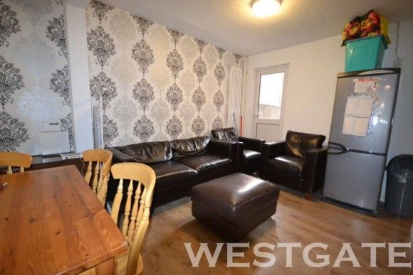 4 Bed - Pitcroft Avenue, University Area - Photo 1