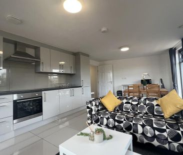 1 bedroom in a flat share to rent - Photo 4