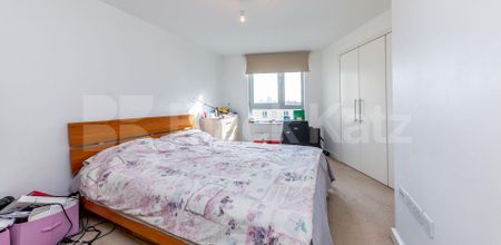 Stunning modern 2 bed 2 bath in a portered development mins to tube - Photo 5