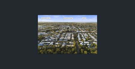 Double Garage 3 Bedroom Townhouse with an internal lift! - Photo 4