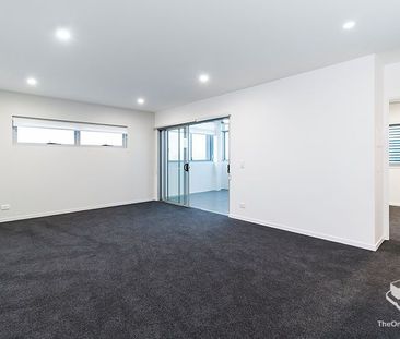 Stylish One-Bedroom Apartment with Superb Views & Unbeatable Location - Photo 1