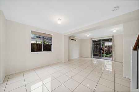 Modern Townhouse in a Quiet, Convenient Marsden Location - Photo 2