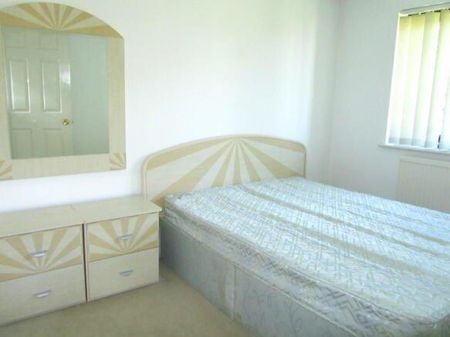 4 bedroom detached house to rent - Photo 3
