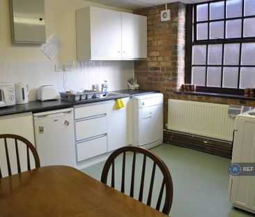 1 bedroom in a flat share to rent - Photo 3
