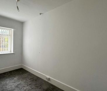 3 bedroom flat to rent - Photo 2