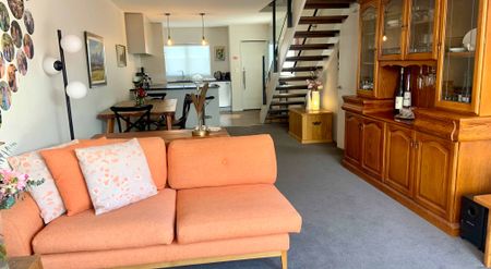 Beautifully Presented Fully Furnished Spacious City Townhouse - Photo 5