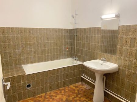 Location Appartement 3 pièces 70m² BOURG EN BRESSE 01000 - Photo 2