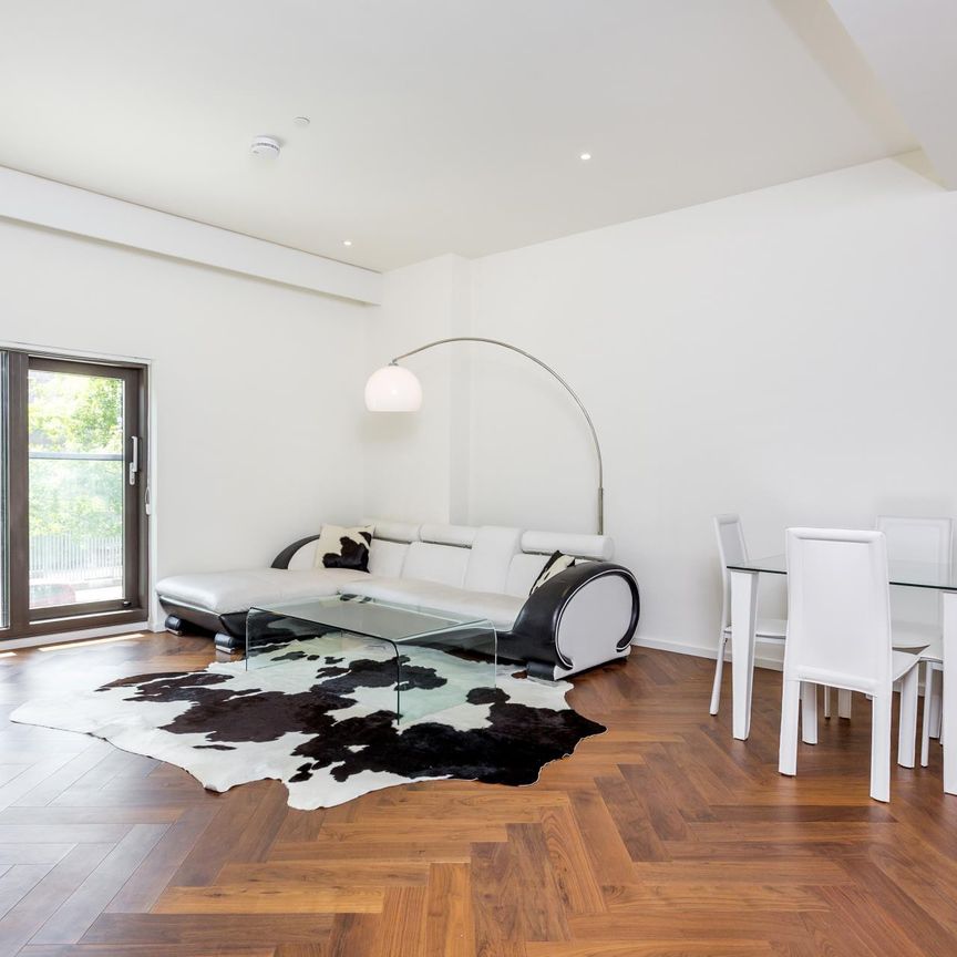 Embassy Gardens, SW11, London - Photo 1