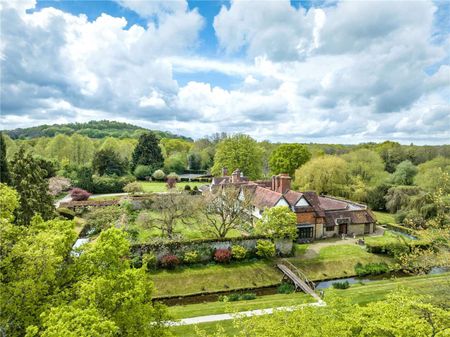 Magnificently historic and beautifully presented five bedroom wing in romantic gardens. - Photo 2